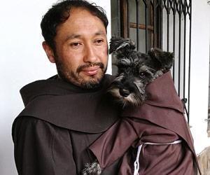 victor-gill-BOLIVIA---Fray-Carmelo---el-perro-con-sotana-que-protegen-los-franciscanos