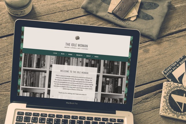 idle-woman-website-on-screen