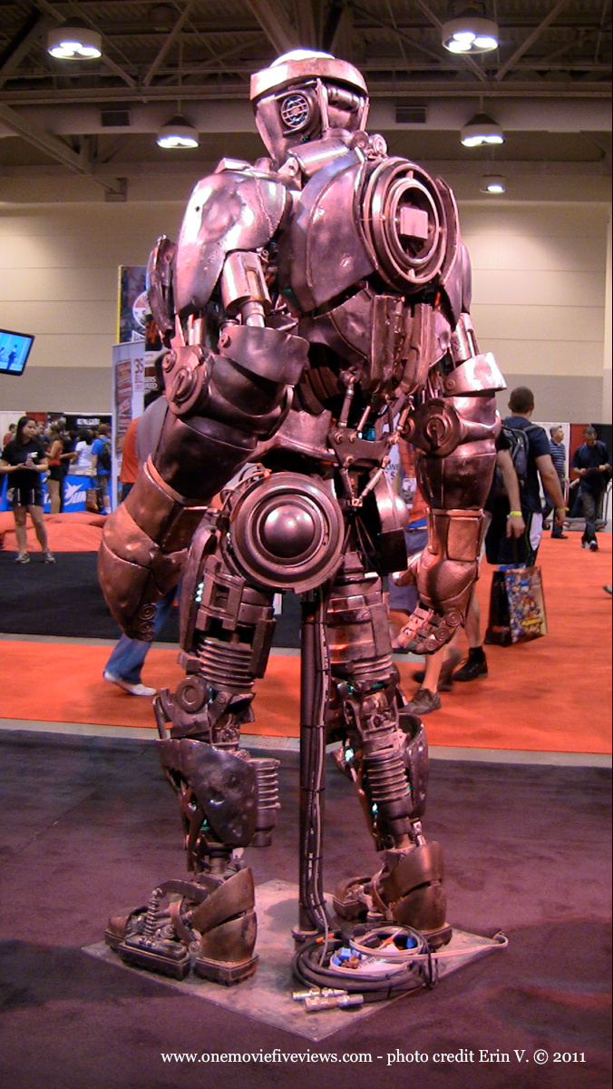 j-atom-full-back-view-at-fan-expo-2011